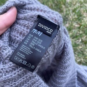 H&M divided grey scarf wrap accessory 🧣